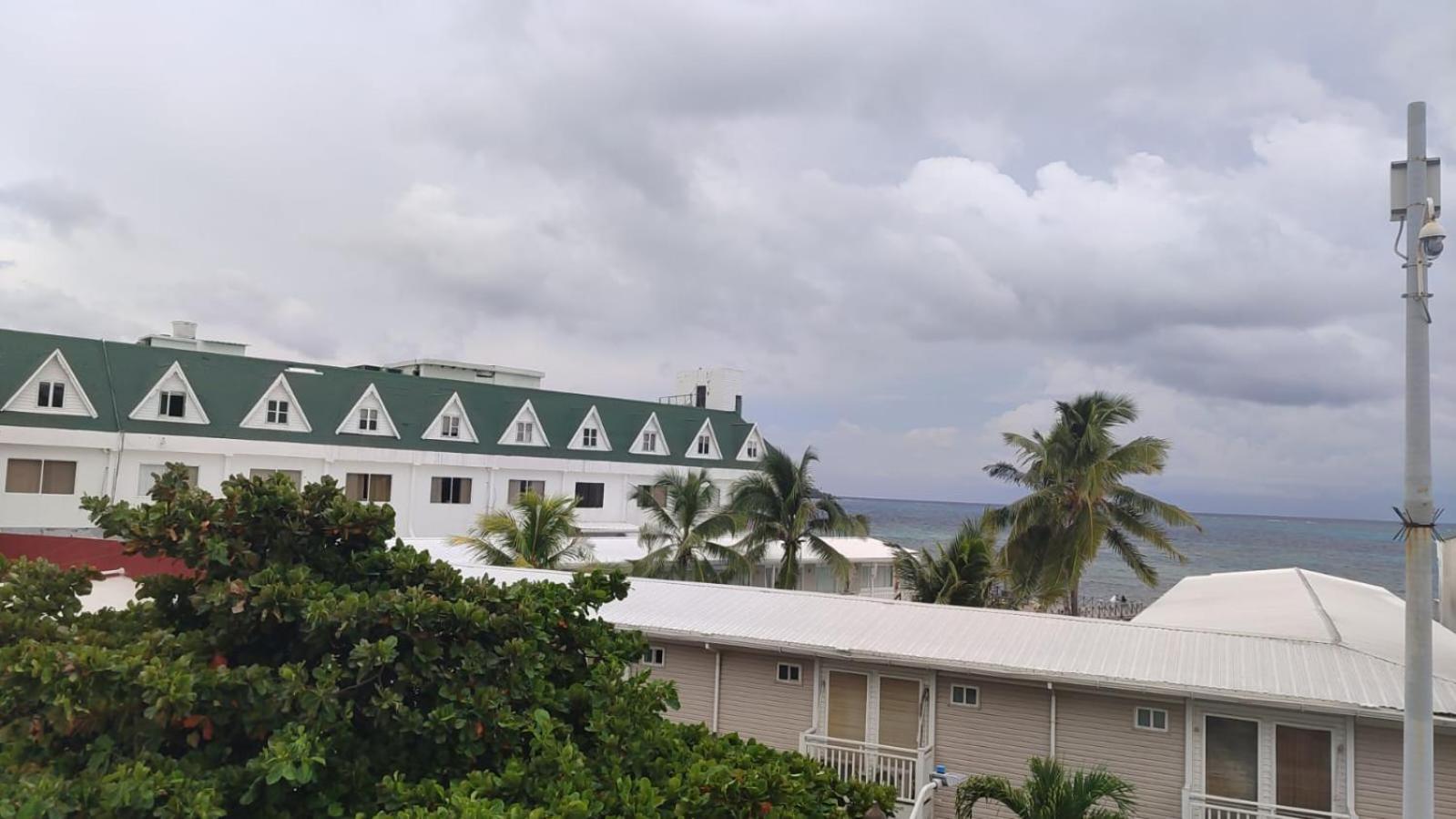 Commodore Bay Club *