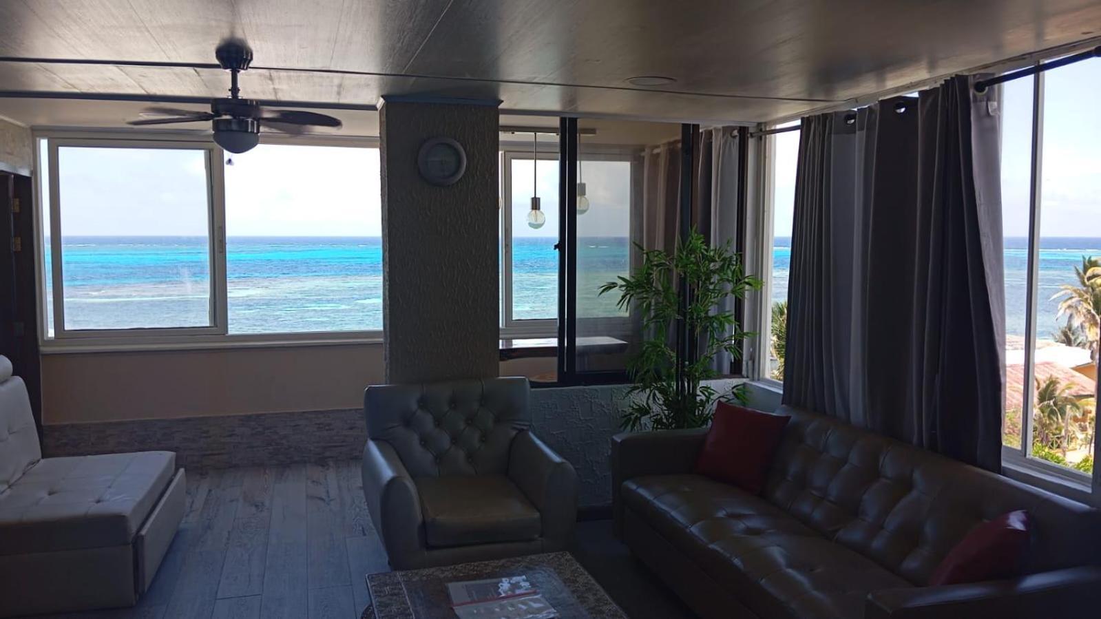 Commodore Bay Club *