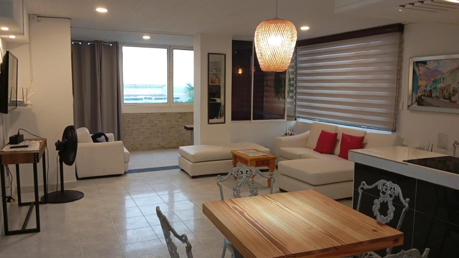 Commodore Bay Club *