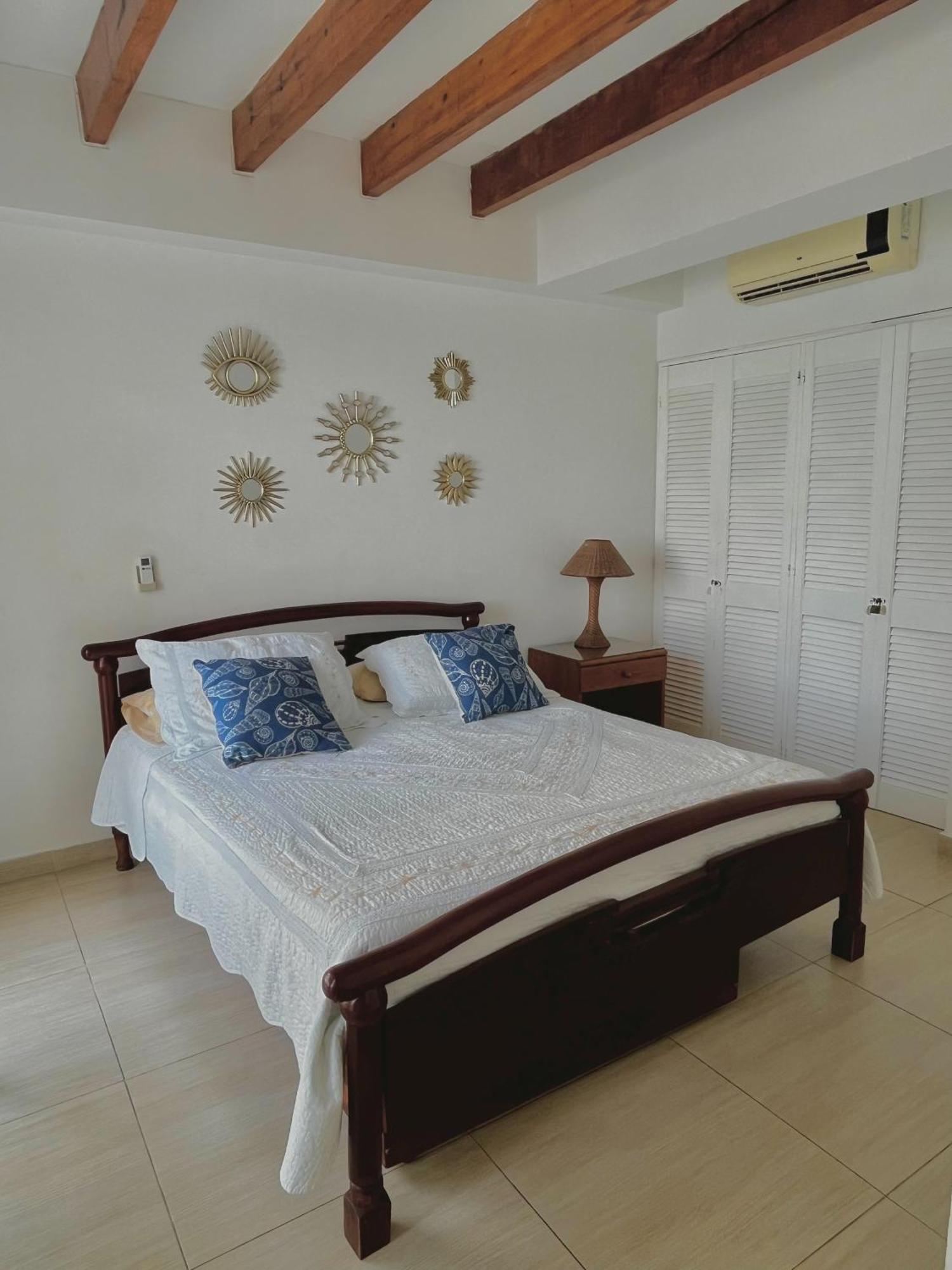 Solymar-edificio Bay Point Apto 703 *