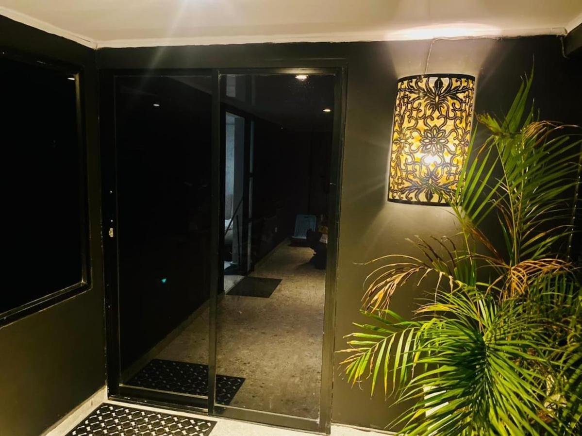 Private At Black Almond House Apartamento
