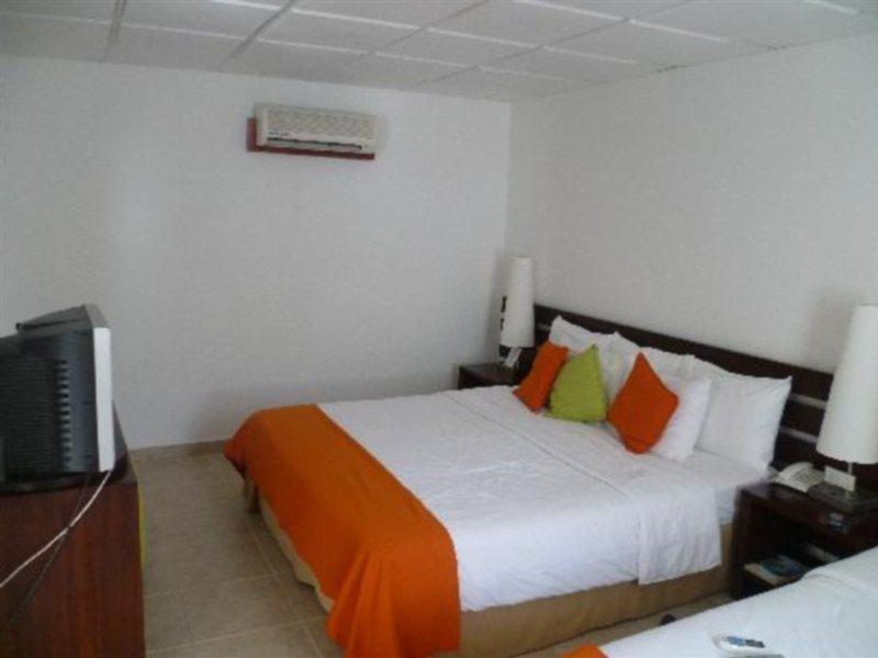 Decameron Delfines