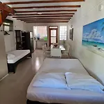 Conchy\'S Beachside Loft