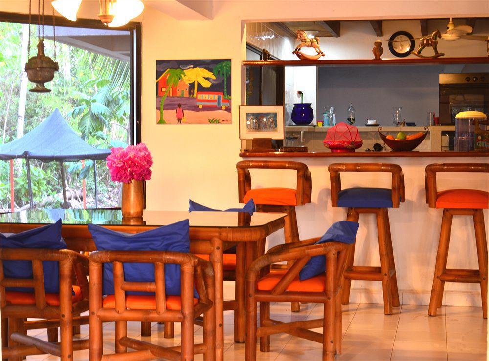 Casa De Flores Tropical