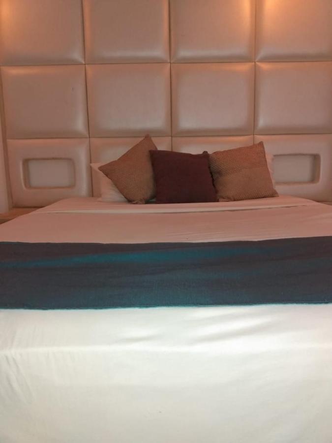 Aw Holiday Palace *