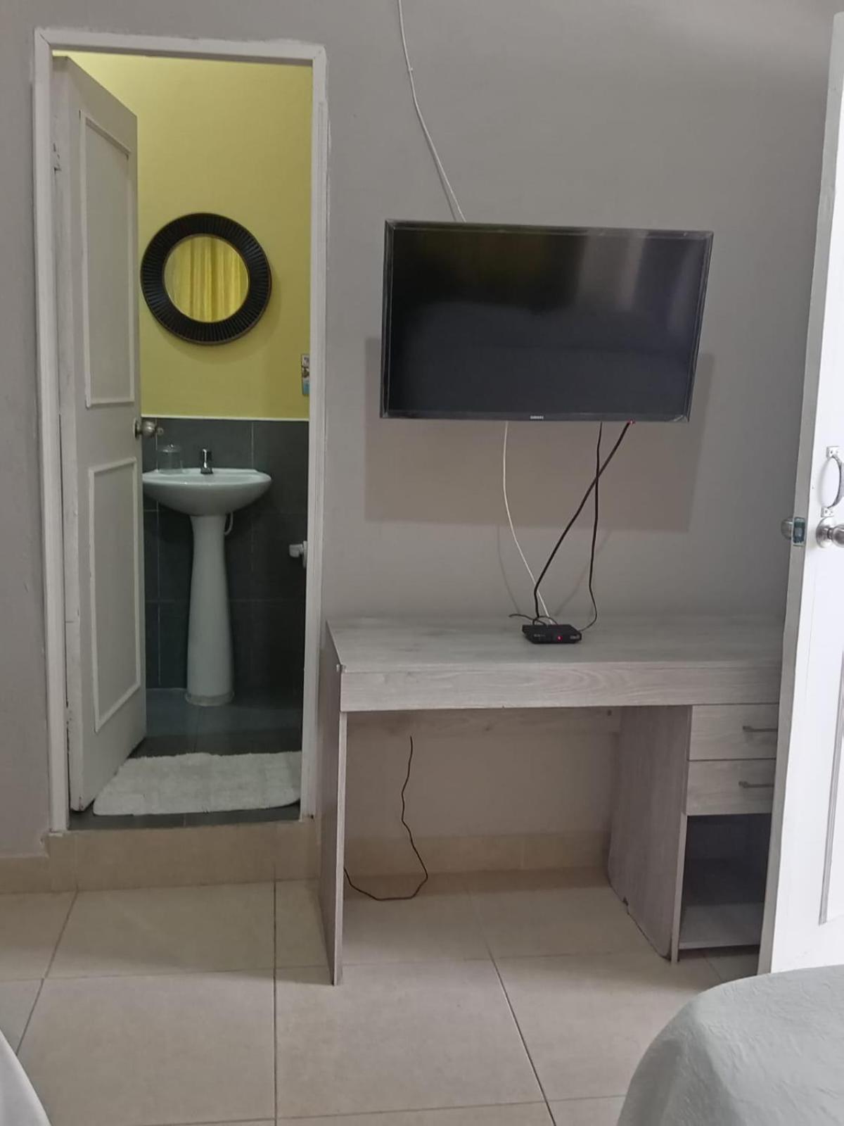 A Dos Cuadras De Sprattbight Apartamento