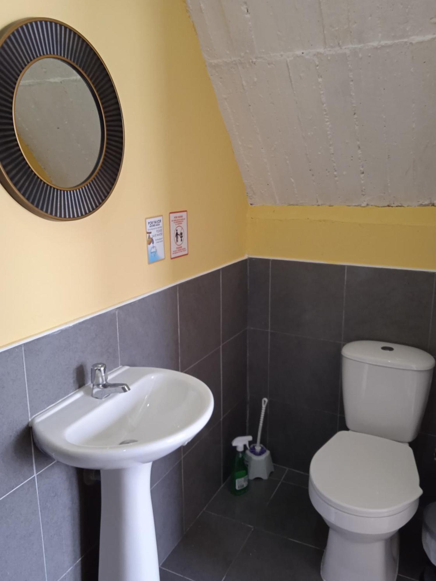 A Dos Cuadras De Sprattbight Apartamento