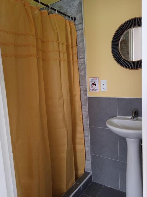 A Dos Cuadras De Sprattbight Apartamento
