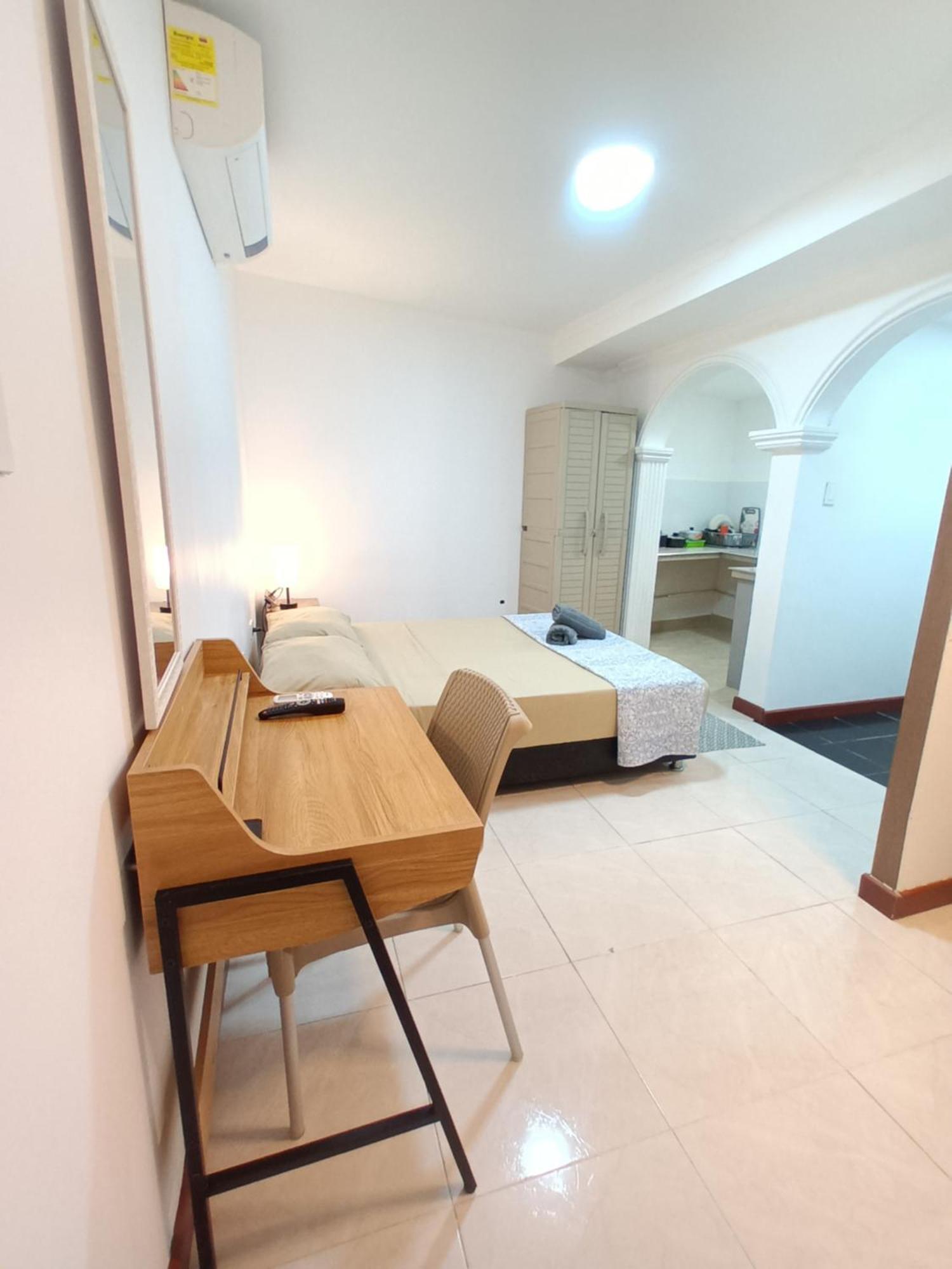 Erlis Place 17b A Solo Cuadra De La Playa Y El Malecon
