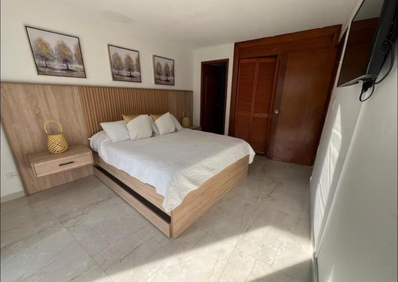 Apartamento 1 Cuadra De La Playa Principal *