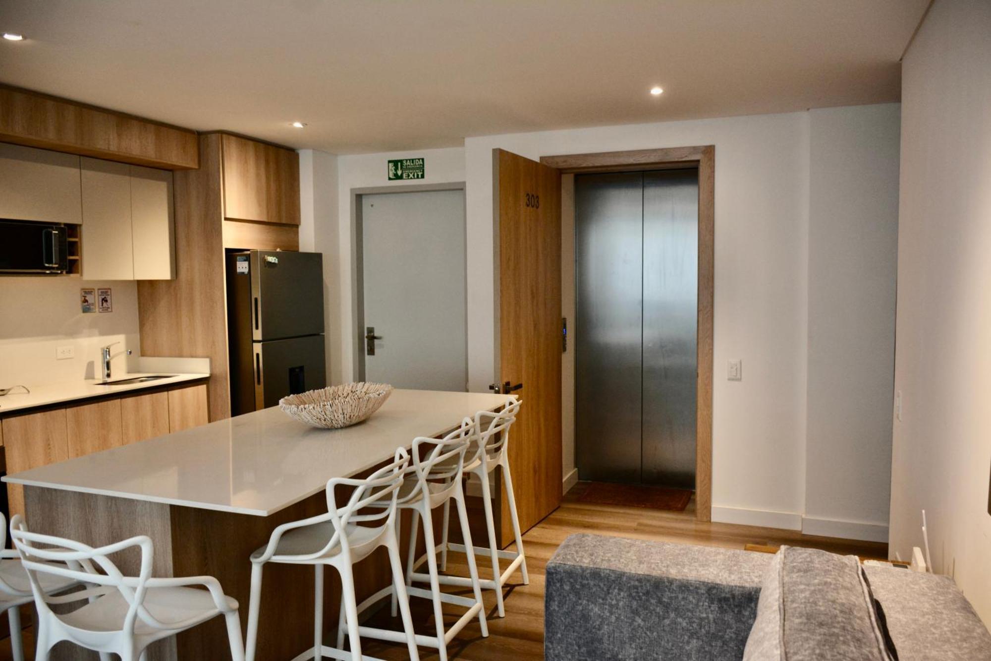 Modern New 3 Bedroom 5min To Shops Restaurants Apartamento