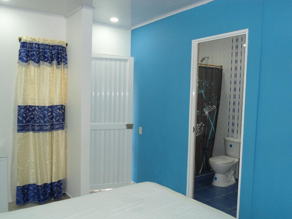Roxi's Place Inn *