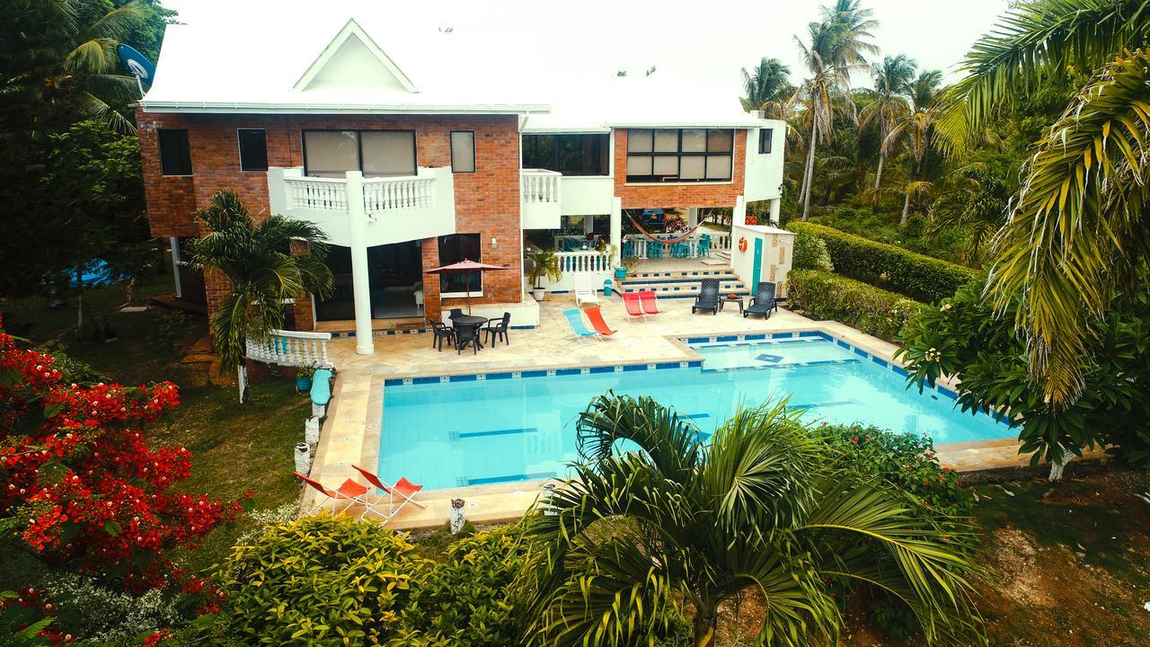 Casa De Flores Tropical